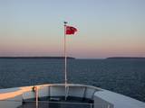 Флаг провинции Онтарио на пароме, соединяющем материк (Bruce Peninsula) и индейский остров (Manitoulin Island)